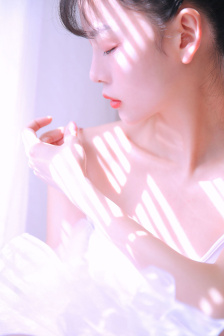 不系纽扣的女孩